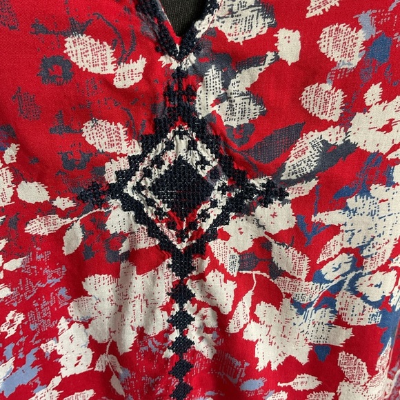 20. Lucky Brand Red and White Graphic Cap Sleeve Blouse Size Medium - Picture 4 of 9